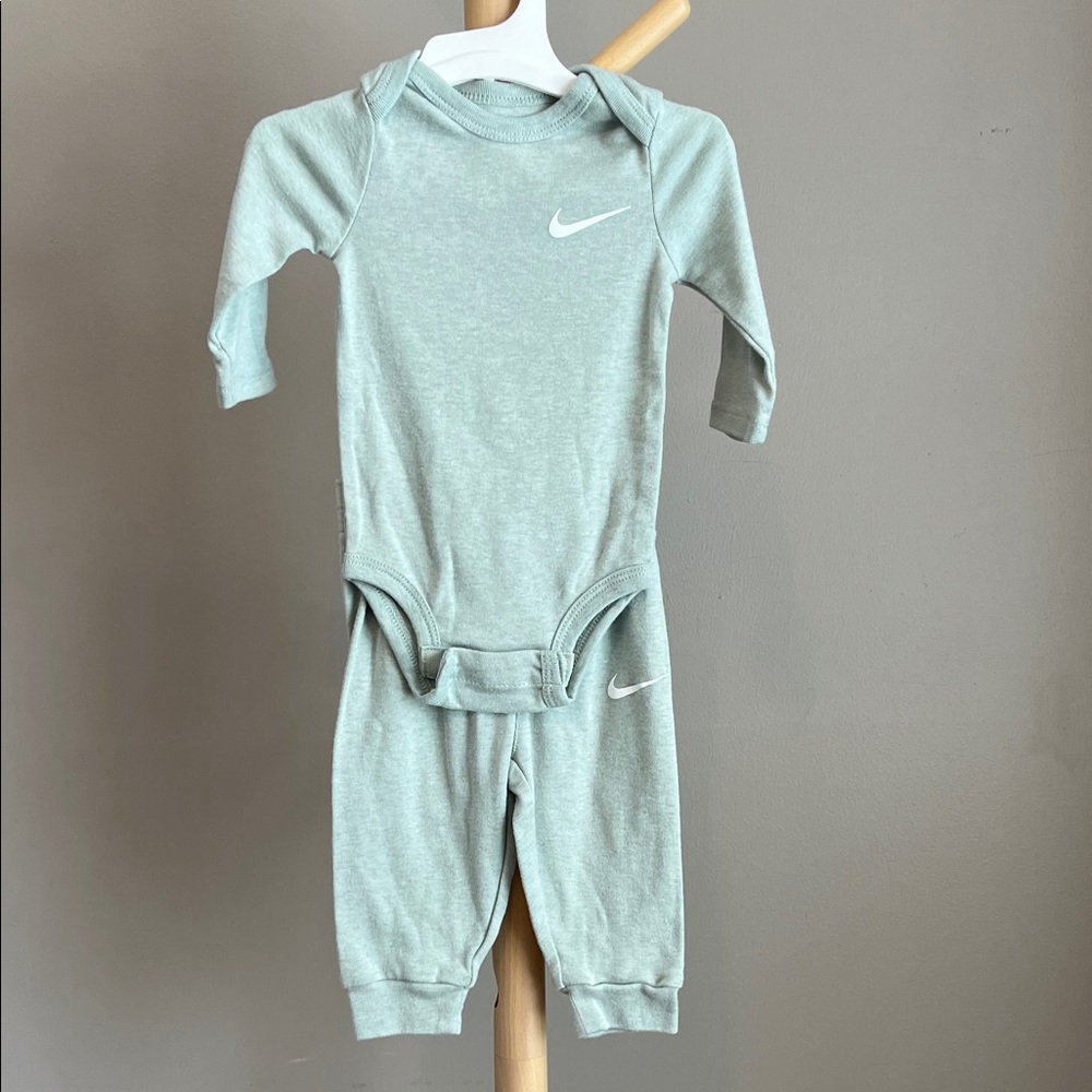 Nike Baby Matching Set in Light Green - 2-Piece Bodysuit & Pants